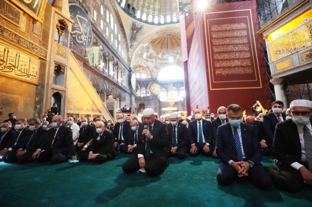 Foto - Ayasofya Camii'nde Hilafet Sancağı açıldı! Peki bu ne anlama geliyor?