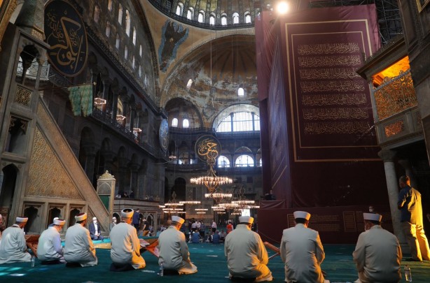 Foto - Ayasofya Camii'nde Hilafet Sancağı açıldı! Peki bu ne anlama geliyor?