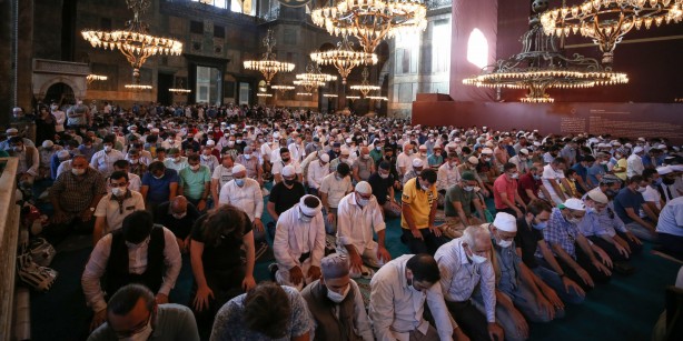 Foto - Ayasofya Camii'nde Hilafet Sancağı açıldı! Peki bu ne anlama geliyor?