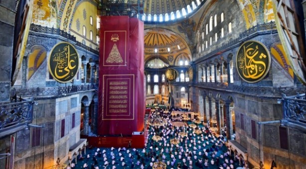 Foto - Ayasofya Camii'nde Hilafet Sancağı açıldı! Peki bu ne anlama geliyor?