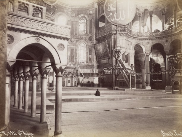 Foto - Ayasofya Camii'nde Hilafet Sancağı açıldı! Peki bu ne anlama geliyor?