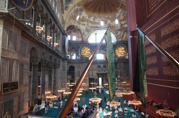Foto - Ayasofya Camii'nde Hilafet Sancağı açıldı! Peki bu ne anlama geliyor?