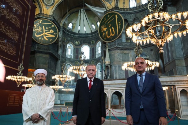 Foto - Ayasofya Camii'nde Hilafet Sancağı açıldı! Peki bu ne anlama geliyor?