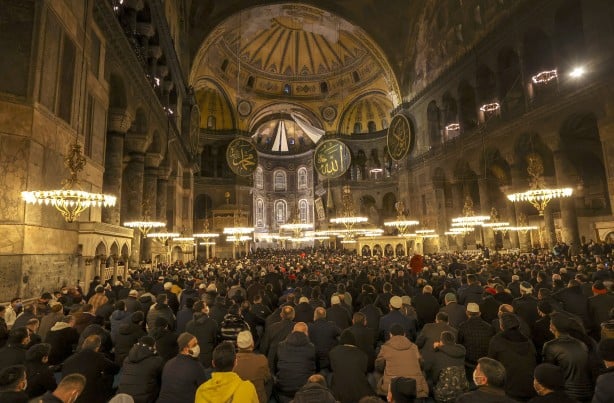 Foto - Ayasofya yılın ilk sabah namazında doldu taştı