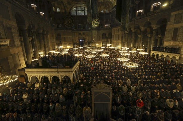 Foto - Ayasofya yılın ilk sabah namazında doldu taştı