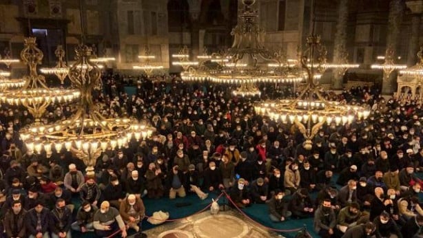 Ayasofya yılın ilk sabah namazında doldu taştı