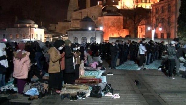 Foto - Ayasofya yılın ilk sabah namazında doldu taştı
