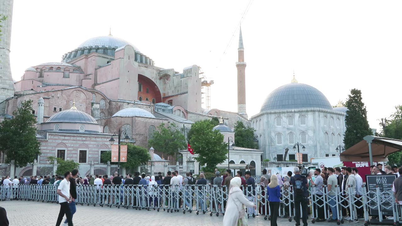 Foto - Ayasofya’da bayram izdihamı! Camiye sığmayanlar avluya taştı