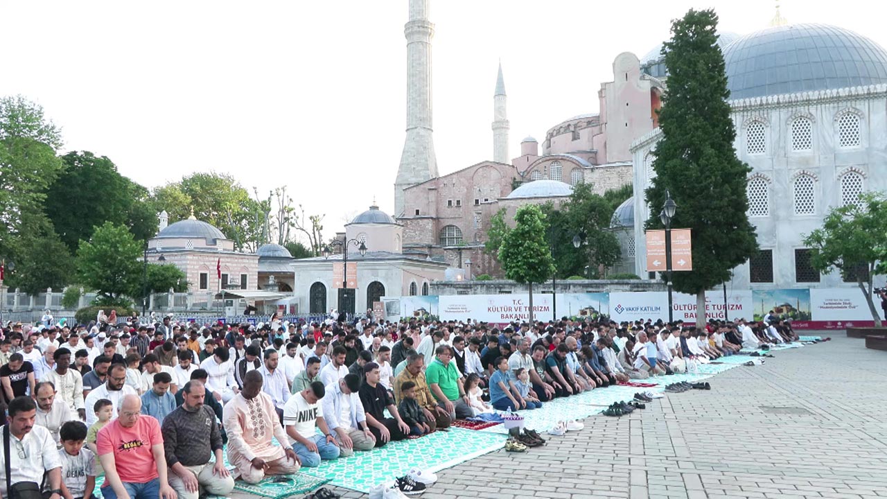 Foto - Ayasofya’da bayram izdihamı! Camiye sığmayanlar avluya taştı