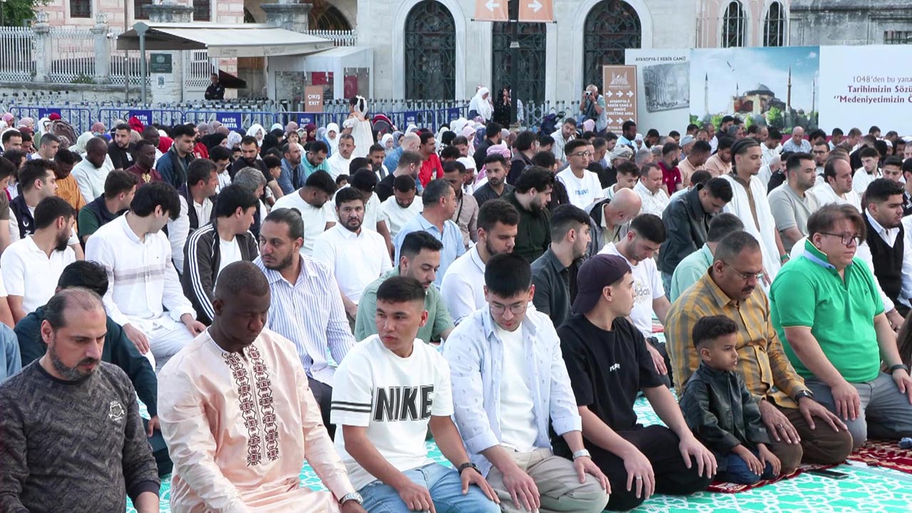 Foto - Ayasofya’da bayram izdihamı! Camiye sığmayanlar avluya taştı