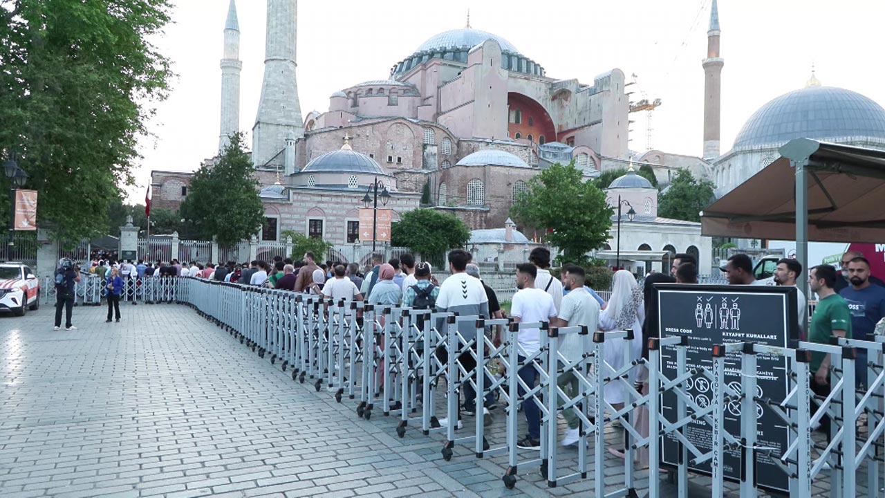 Ayasofya’da bayram izdihamı! Camiye sığmayanlar avluya taştı