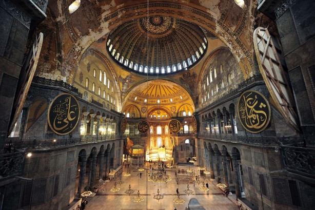 Foto - Ayasofya'da dehşete düşüren gelişme! Mabede sızdılar, gizli mesajlar yolluyorlar