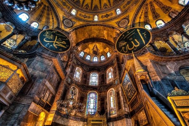 Foto - Ayasofya'da dehşete düşüren gelişme! Mabede sızdılar, gizli mesajlar yolluyorlar