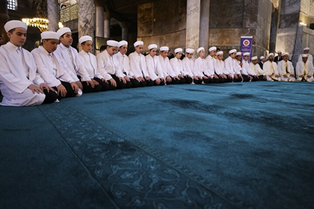 Foto - Ayasofya'da Kur'an okuyan öğrenciler Yunanı çıldırttı: Türk meydan okuması!