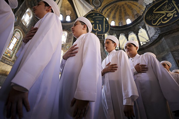 Foto - Ayasofya'da Kur'an okuyan öğrenciler Yunanı çıldırttı: Türk meydan okuması!