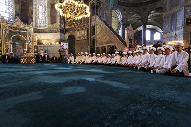 Foto - Ayasofya'da Kur'an okuyan öğrenciler Yunanı çıldırttı: Türk meydan okuması!