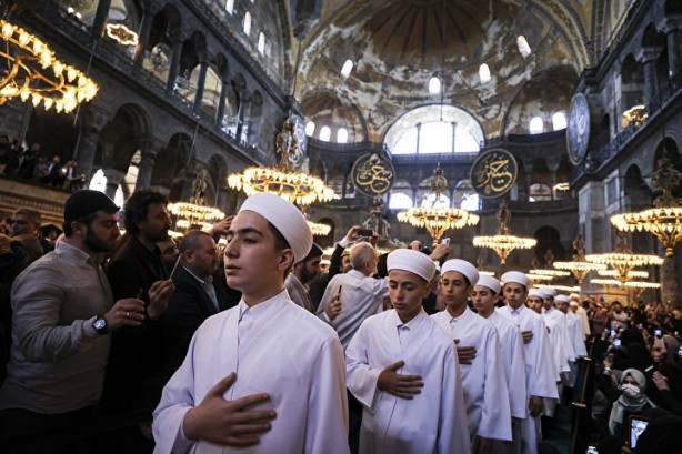 Foto - Ayasofya'da Kur'an okuyan öğrenciler Yunanı çıldırttı: Türk meydan okuması!