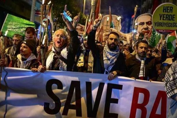 Foto - Ayasofya’dan Eminönü’ne meşaleler Filistin için yakıldı