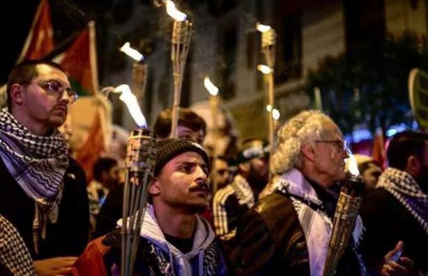 Foto - Ayasofya’dan Eminönü’ne meşaleler Filistin için yakıldı
