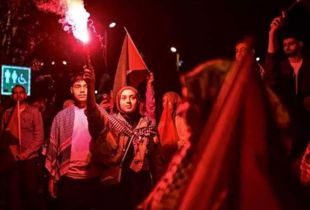 Foto - Ayasofya’dan Eminönü’ne meşaleler Filistin için yakıldı