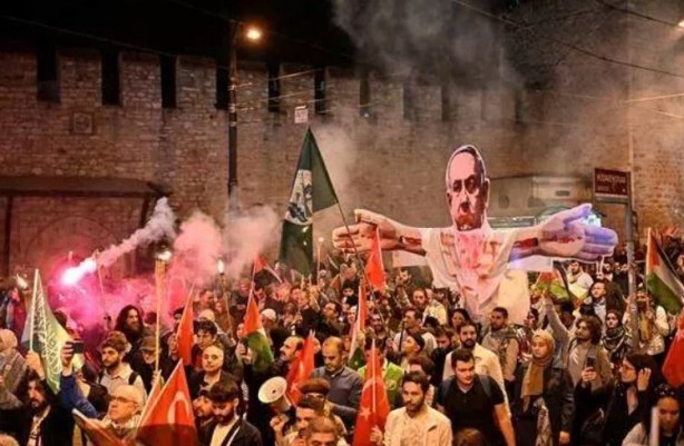 Foto - Ayasofya’dan Eminönü’ne meşaleler Filistin için yakıldı