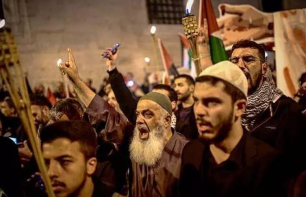 Foto - Ayasofya’dan Eminönü’ne meşaleler Filistin için yakıldı