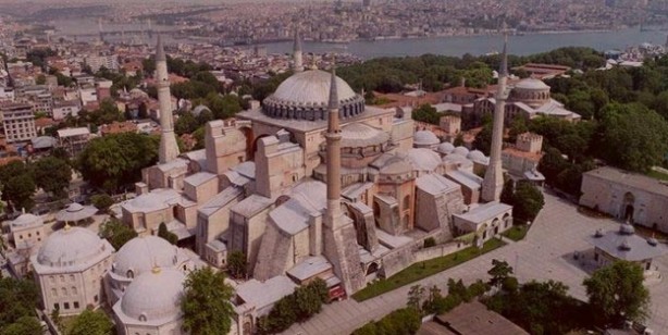 Foto - Ayasofya’nın içindeki resimler namaz kılmaya engel mi?