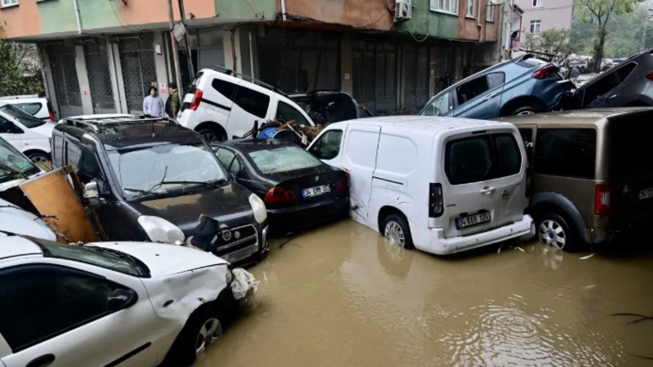 Foto - Ayazağa’da felaketin yaraları sarılıyor: Hasar gören araçlar sanayiye taşınıyor