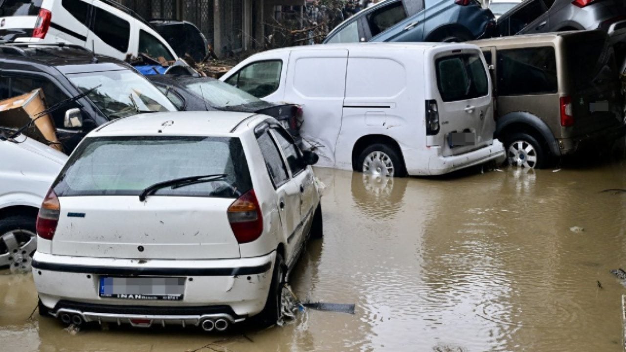 Foto - Ayazağa’da felaketin yaraları sarılıyor: Hasar gören araçlar sanayiye taşınıyor