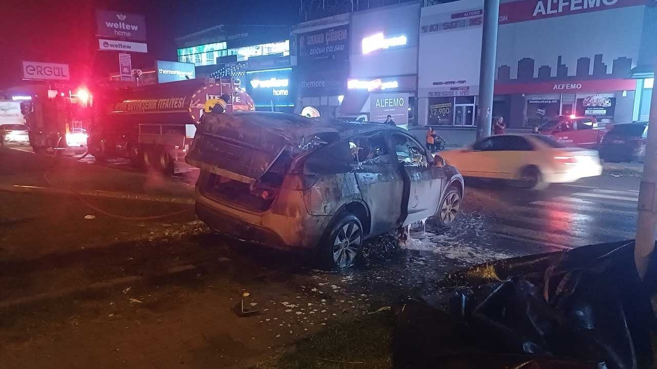 Aydın’da korkunç kaza! Tırın çarptığı elektrikli otomobil alev topuna döndü: İtfaiye 3 saat mücadele etti