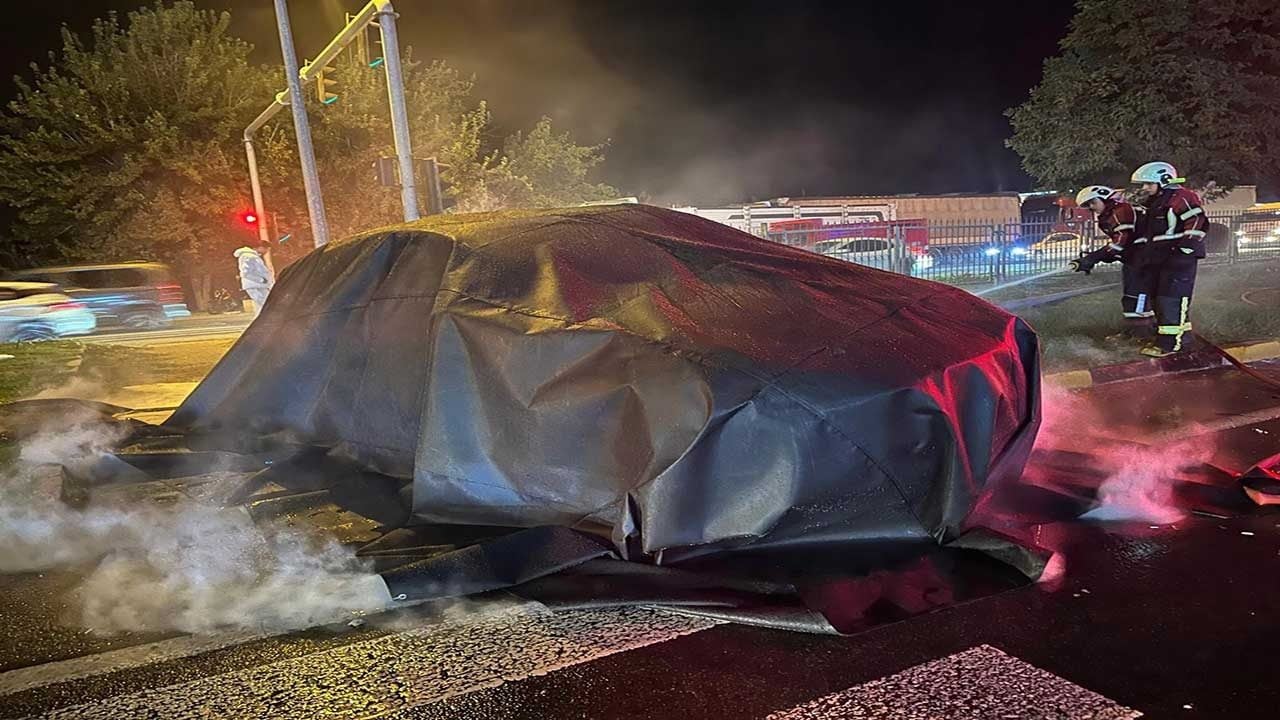 Foto - Aydın’da korkunç kaza! Tırın çarptığı elektrikli otomobil alev topuna döndü: İtfaiye 3 saat mücadele etti