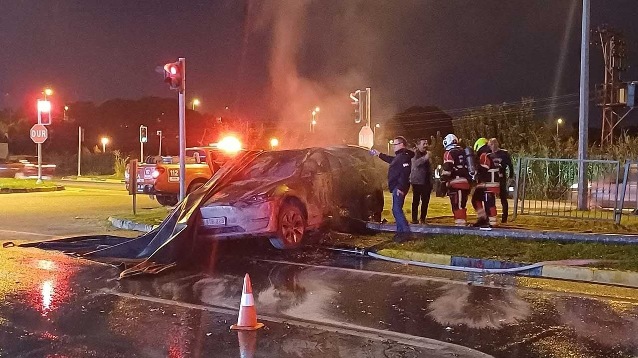 Foto - Aydın’da korkunç kaza! Tırın çarptığı elektrikli otomobil alev topuna döndü: İtfaiye 3 saat mücadele etti