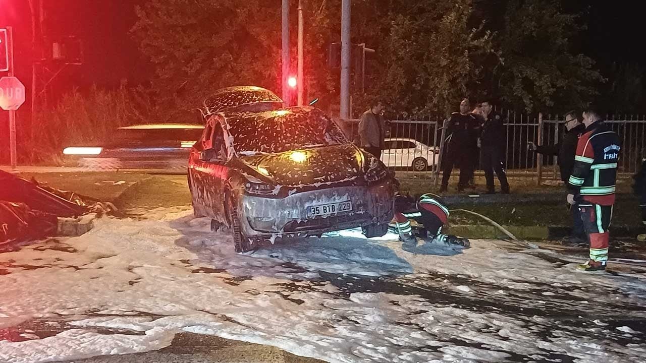 Foto - Aydın’da korkunç kaza! Tırın çarptığı elektrikli otomobil alev topuna döndü: İtfaiye 3 saat mücadele etti