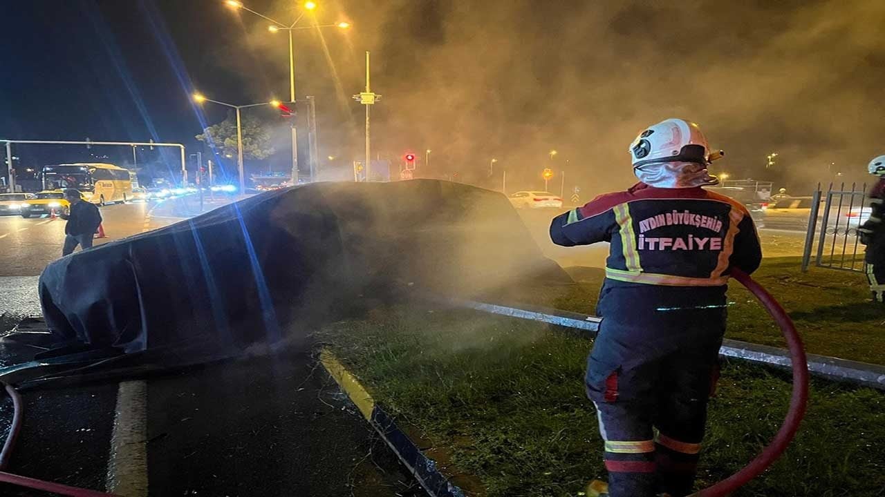 Foto - Aydın’da korkunç kaza! Tırın çarptığı elektrikli otomobil alev topuna döndü: İtfaiye 3 saat mücadele etti