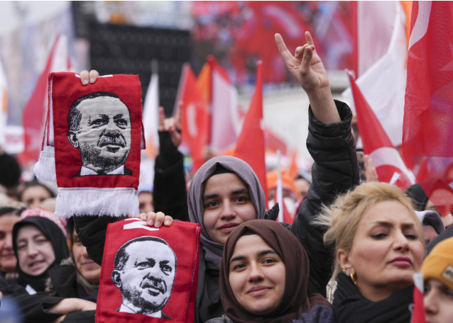 Foto - Ayette tarif edilen kadın, hayatta hak ettiği yeri bulmalı! Murat Alan yazdı: Kadının elinden annelik alındı