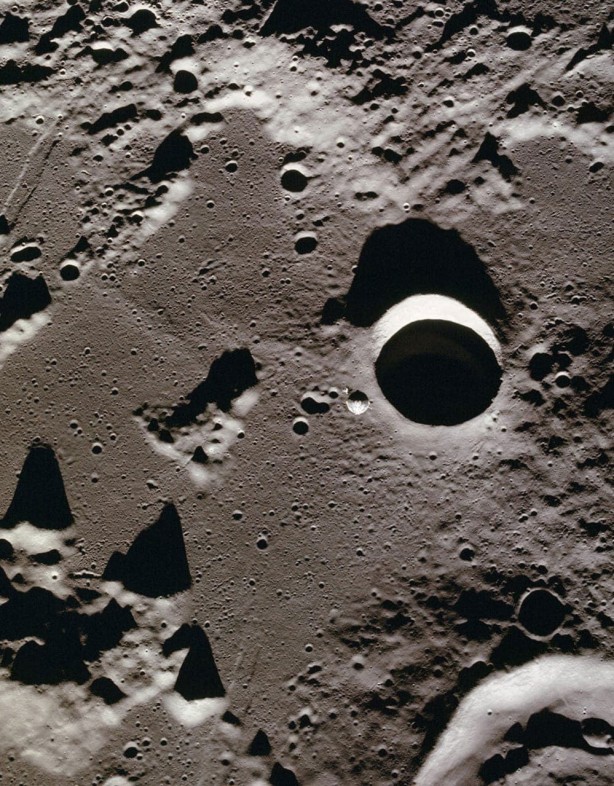 Foto - Ay'ın karanlık bölgesinde dev bir demir yığını keşfedildi