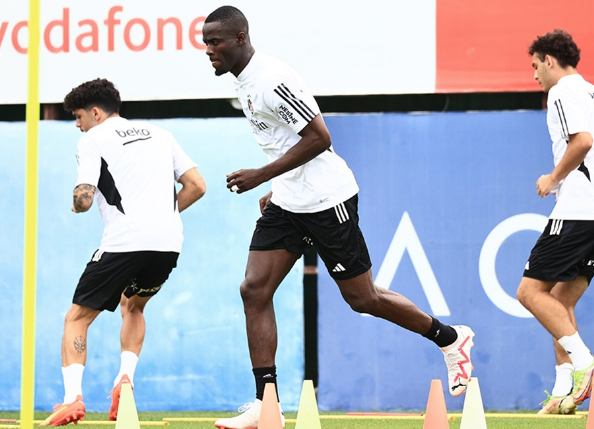 Aylar sonra geri döndü! Beşiktaş savunma hattı bayram edecek...