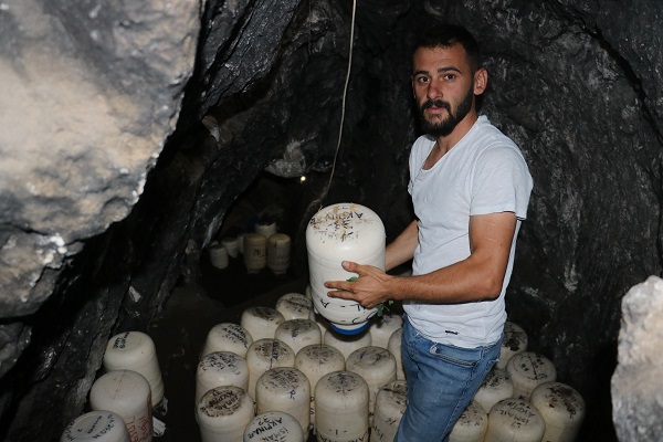 Foto - Aylarca burada saklıyorlar! Binlerce yıllık mağara bakın ne için kullanılıyor