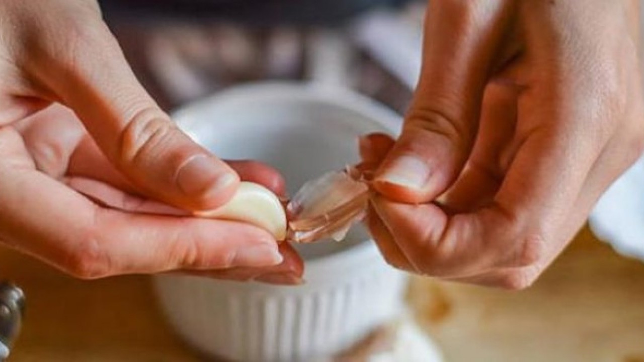 Aylarca çürümeden kalıyor! Sarımsakların içi boşalıyorsa çözümü kolay