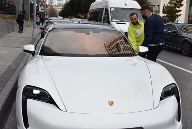 Foto - Aylık gelirim bin lira diyen sosyete şarkıcısının 2 milyon liralık aracı gündem oldu