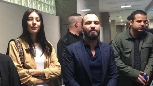 Foto - Aylık gelirim bin lira diyen sosyete şarkıcısının 2 milyon liralık aracı gündem oldu