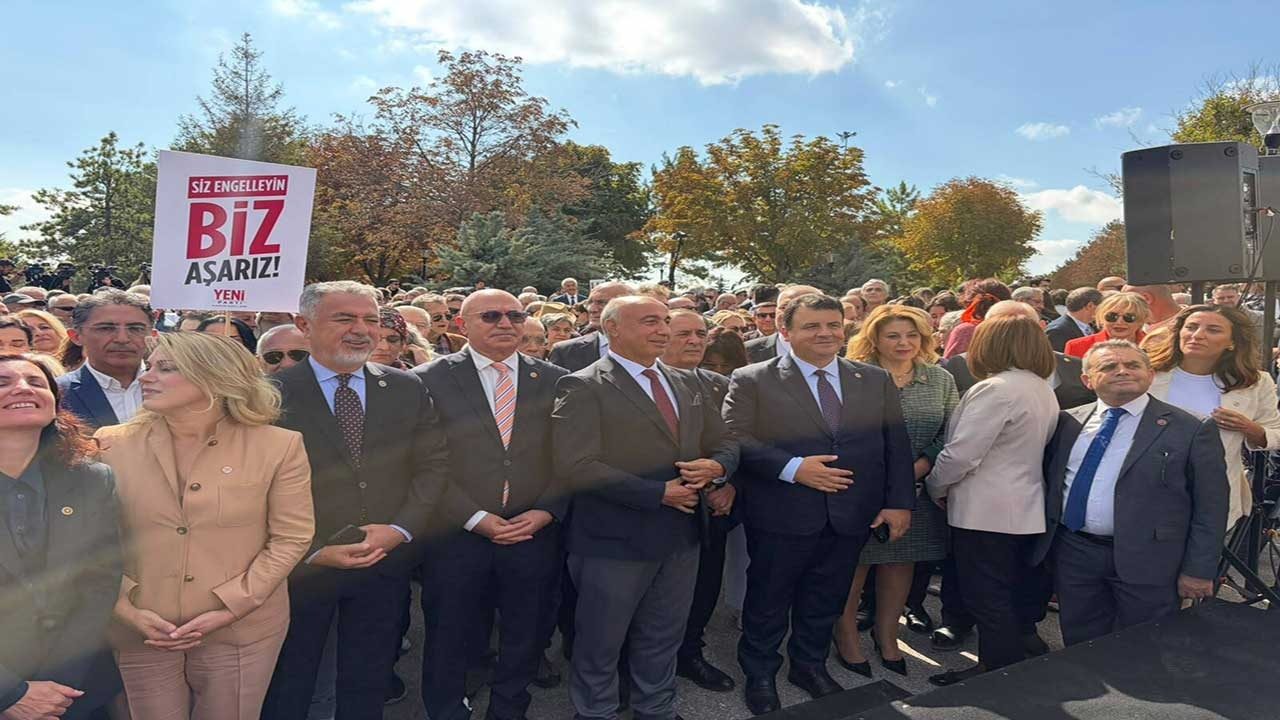 Foto - AYM önünde ‘düşünce özgürlüğü’ tiyatrosu! Engellenen provokatörler ağlayan yeni parti