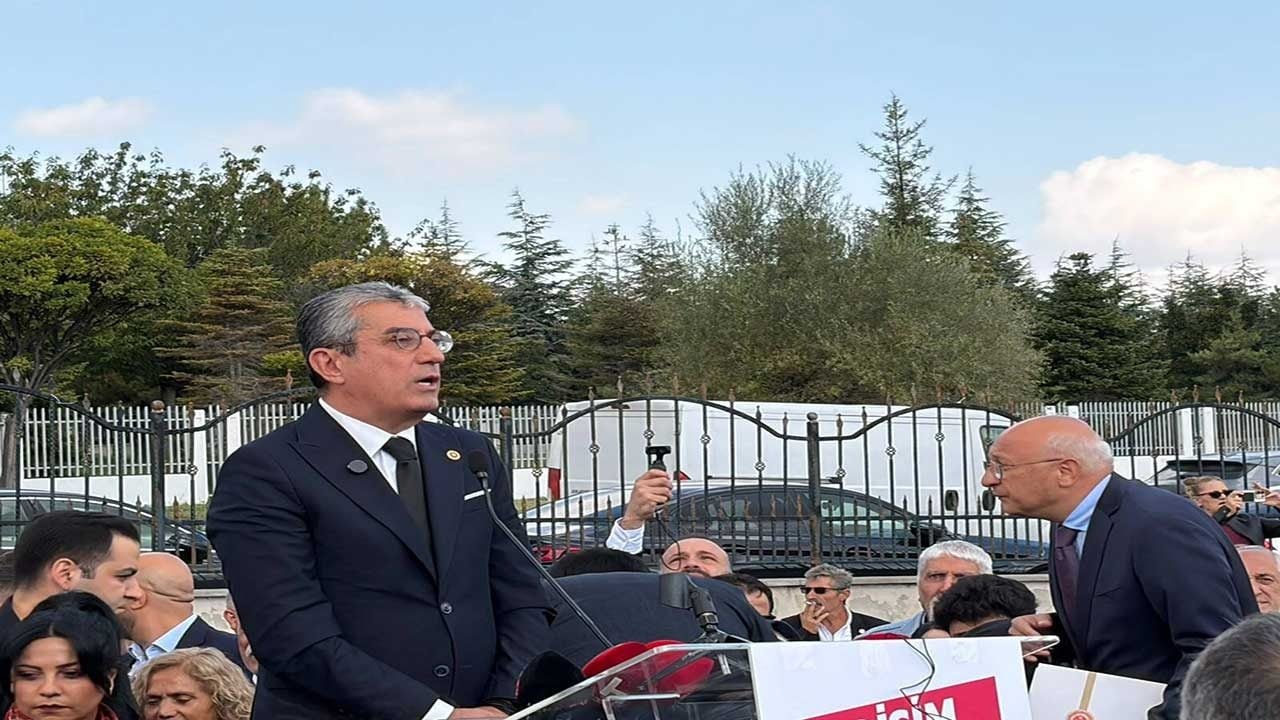 AYM önünde ‘düşünce özgürlüğü’ tiyatrosu! Engellenen provokatörler ağlayan yeni parti