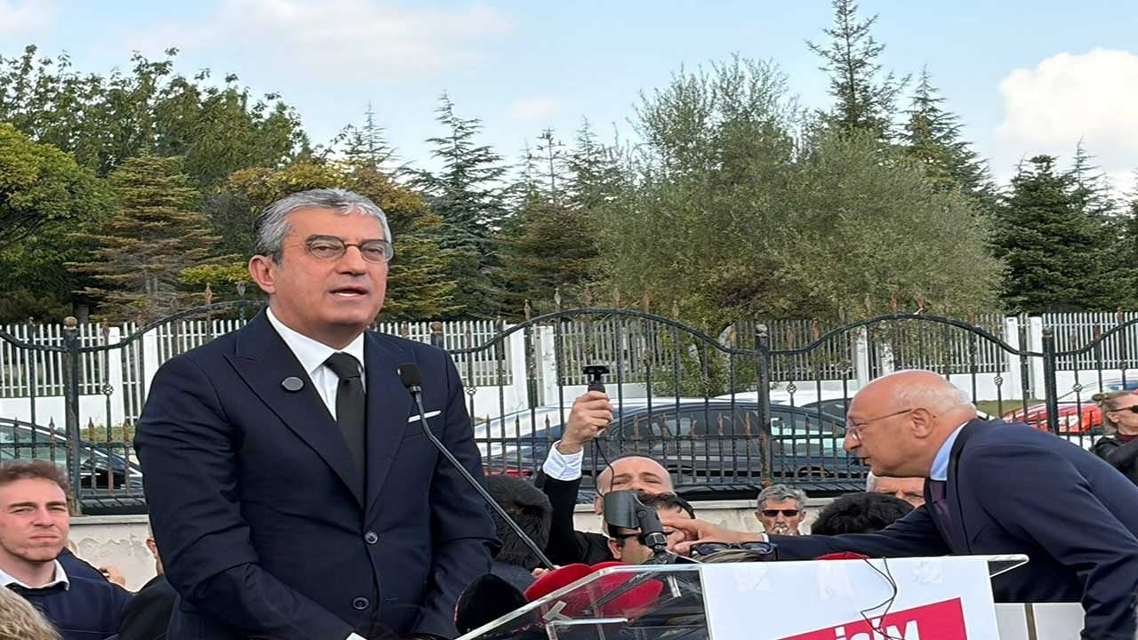 Foto - AYM önünde ‘düşünce özgürlüğü’ tiyatrosu! Engellenen provokatörler ağlayan yeni parti