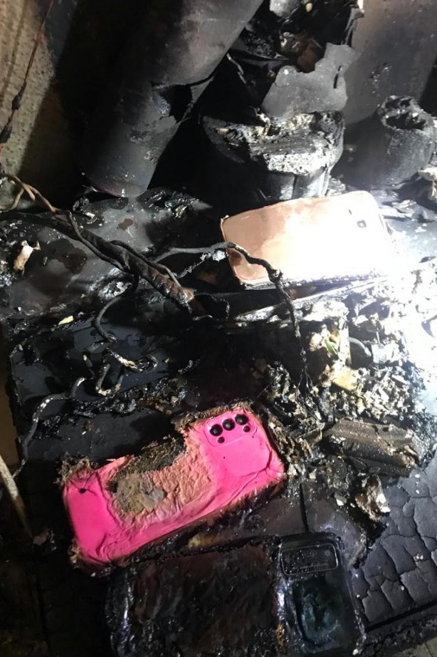 Foto - Aynı anda 3 telefonu şarja takınca olanlar oldu! Herkes dehşete düştü