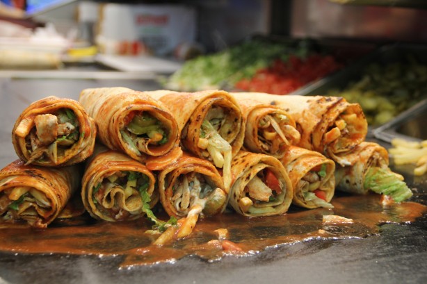 Foto - Aynı anda 45 tepsi taşıyarak meslektaşlarına meydan okuyor