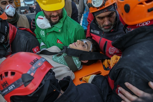 Foto - Aynı enkazdan 6 kişi kurtarıldı