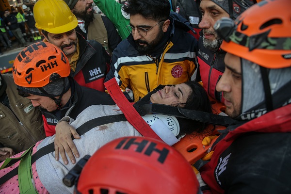 Foto - Aynı enkazdan 6 kişi kurtarıldı