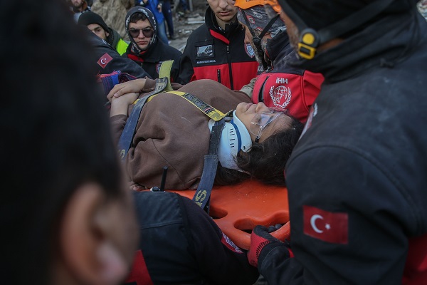 Foto - Aynı enkazdan 6 kişi kurtarıldı