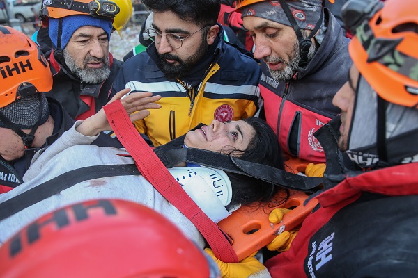 Foto - Aynı enkazdan 6 kişi kurtarıldı